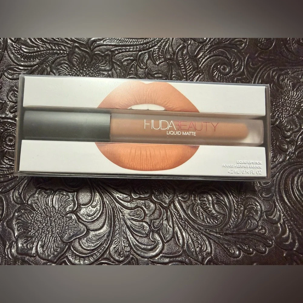 NIB HUDA BEAUTY Liquid Matte Lipstick - SUGAR BOO - Picture 1 of 3